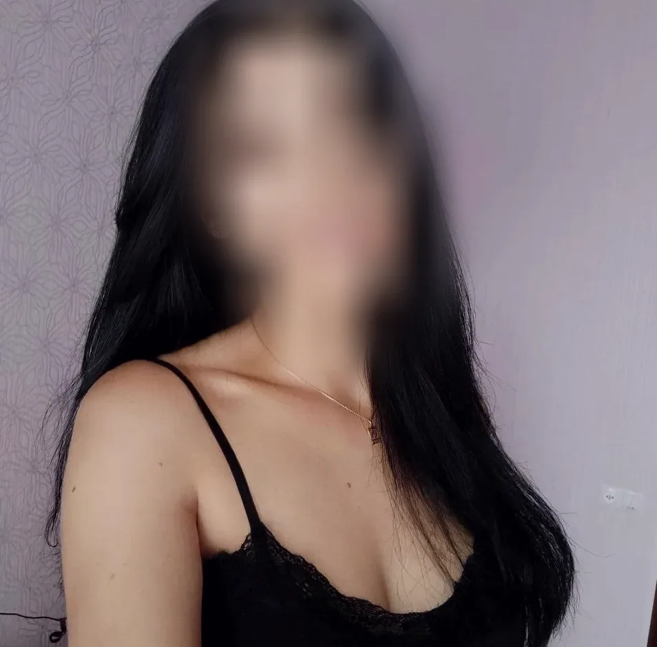 Emina, 29